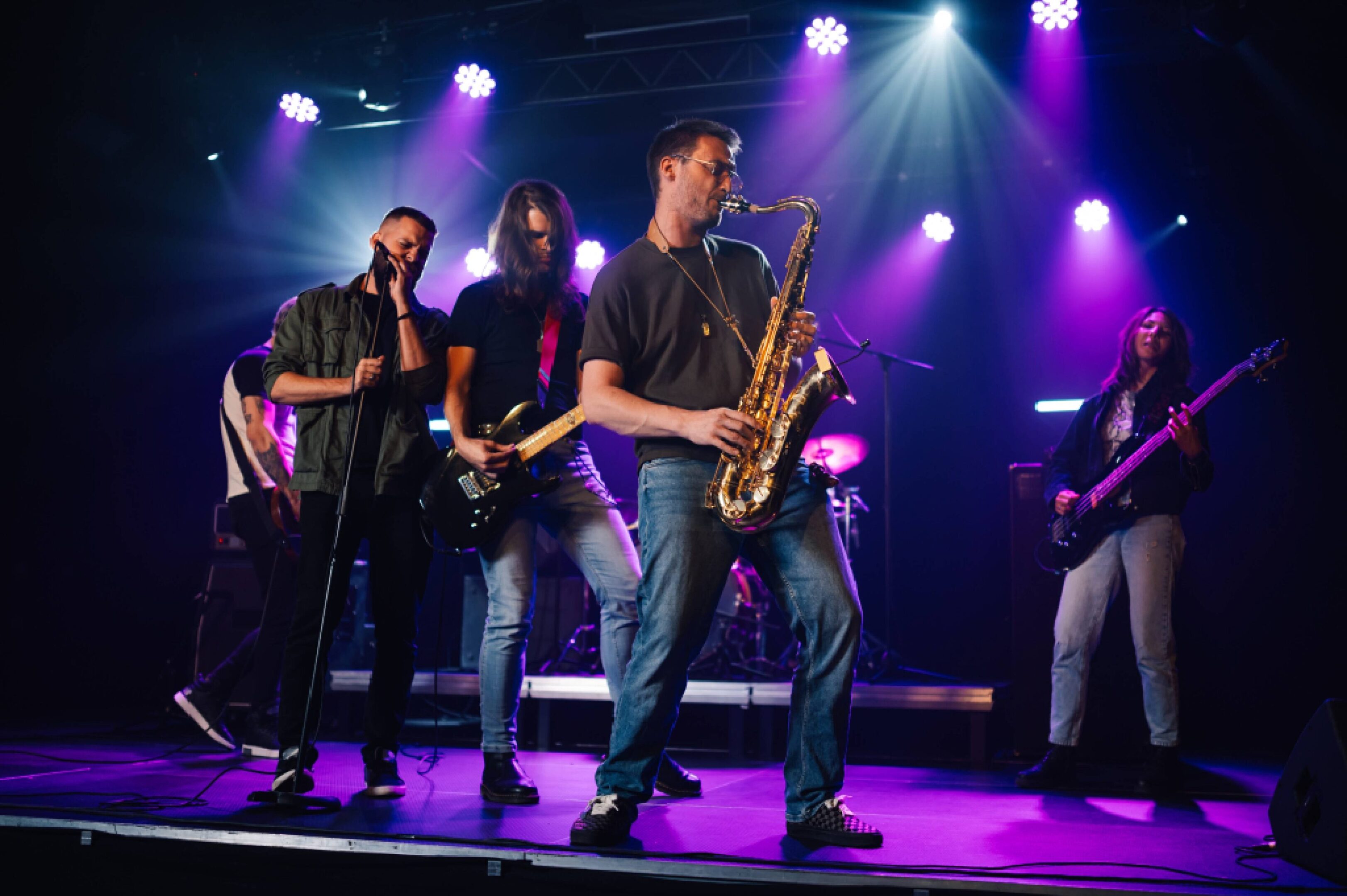 Live concert with guitar and saxophone